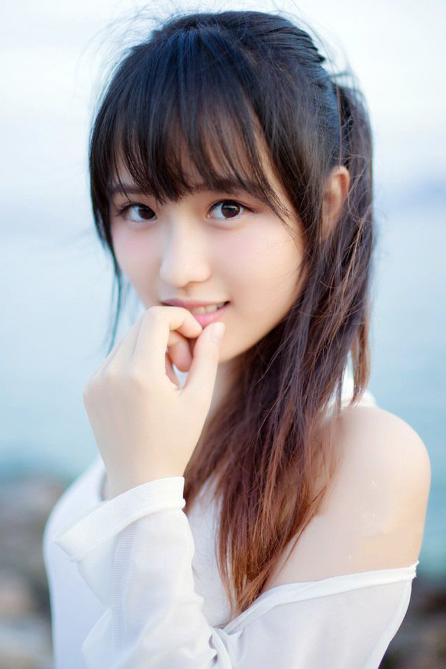 “兄长放心，我不会胡来，只是前线战报，兄长若是有暇，不妨书信于我如何？”庞统跟吕玲绮、赵云等人平辈论交，吕征身为吕玲绮的弟弟，虽然年纪差了不少，但仍旧是以平辈之礼相处。
